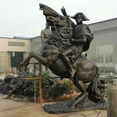 铸铜博鱼网页版广场大型西方骑马人物小品