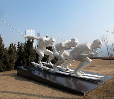 学院操场摆放不锈钢人物滑雪博鱼网页版