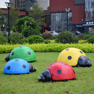 公园里摆放的四只爬行的玻璃钢彩绘瓢虫博鱼网页版