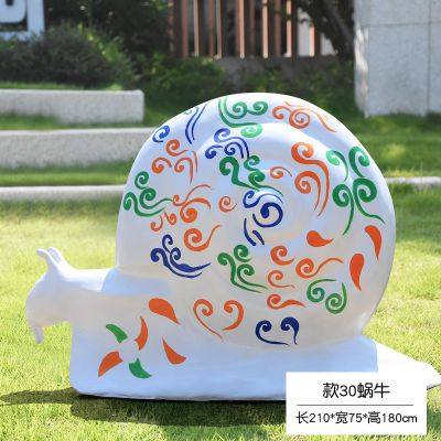 草地上摆放的白色彩绘玻璃钢蜗牛博鱼网页版