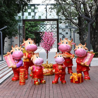 商场摆放一群红色招财玻璃钢牛博鱼网页版
