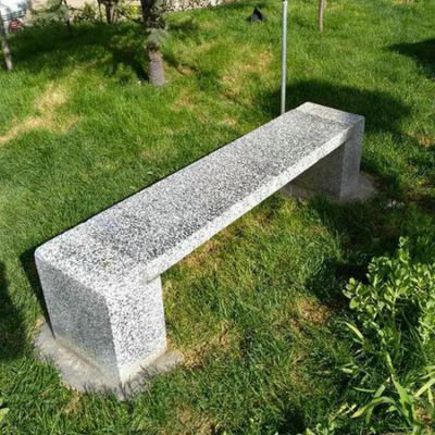 公园草地摆放花岗岩雕刻长形休息石凳