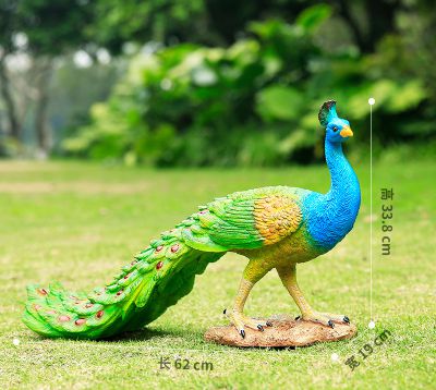 草坪上一只散步的玻璃钢彩绘孔雀博鱼网页版