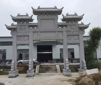 青石祠堂门前摆放仿古建浮雕花纹三门楼牌坊