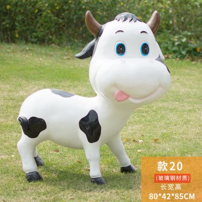 草坪一只呆萌爬行的玻璃钢牛博鱼网页版