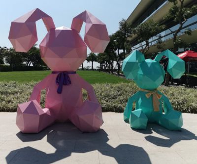 户外商店门口玻璃钢几何切面抽象坐姿兔子博鱼网页版