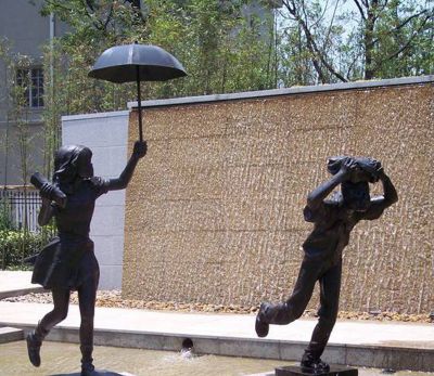 公园躲雨的小男孩和打伞的小女孩人物小品铜雕儿童博鱼网页版