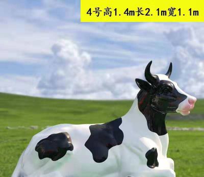 草坪摆放一只趴着的玻璃钢牛博鱼网页版