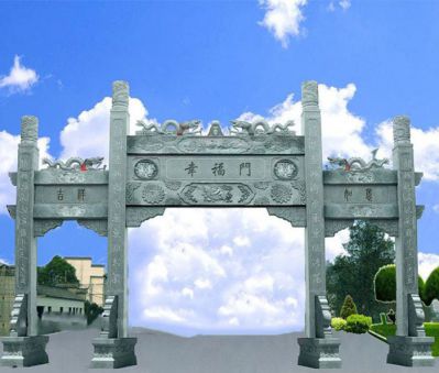 广场景观摆放三门青石柱牌坊