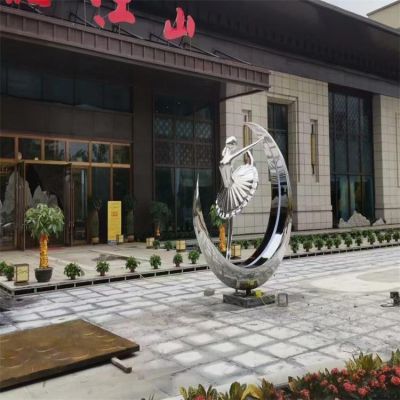 山庄酒店门口不锈钢镜面月亮上跳舞的人物博鱼网页版