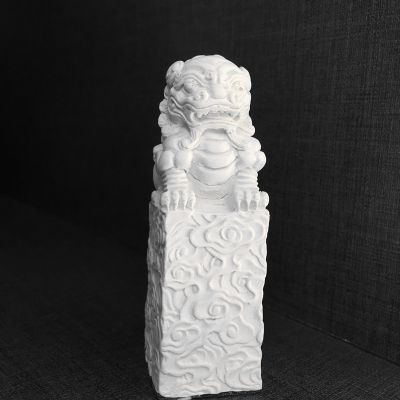 庭院大理石浮雕卧着石柱上的狮子博鱼网页版