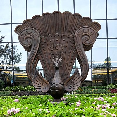 花池里一只傲立的不锈钢做旧孔雀博鱼网页版