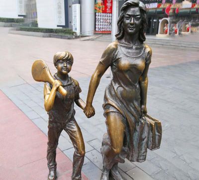 景区街道铜铸和妈妈一起购物的母子博鱼网页版