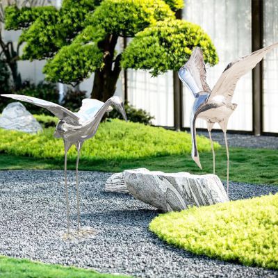 公园不锈钢镜面展翅飞翔的仙鹤博鱼网页版