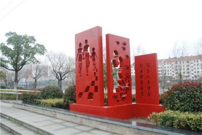 城市广场摆放不锈钢镂空剪影人物标识牌
