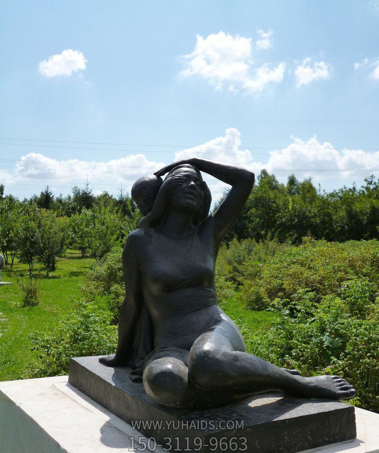 户外园林景观铜铸坐着的母子博鱼网页版