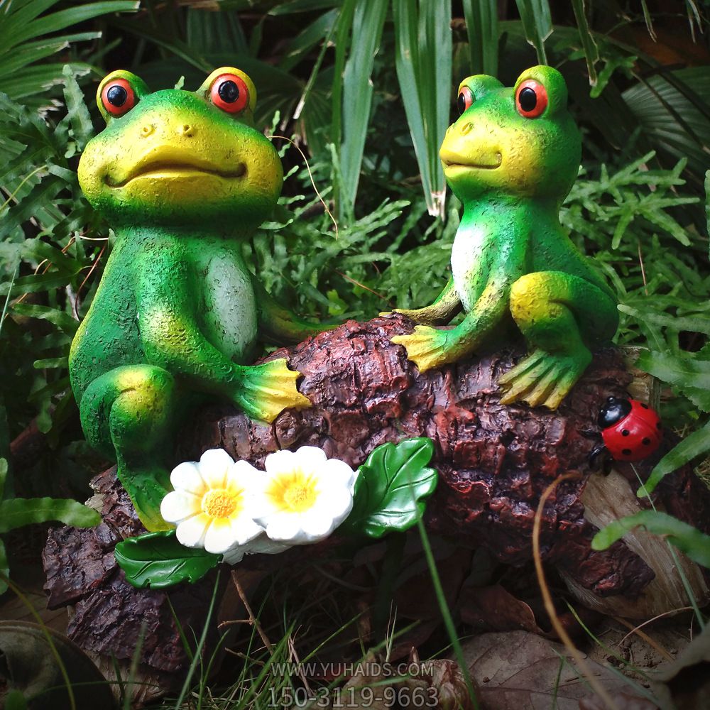 草坪两只正在玩耍的绿色青蛙博鱼网页版