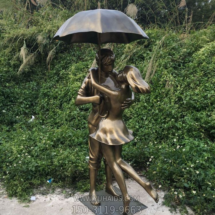 玻璃钢情侣博鱼网页版，撑伞拥抱的小情侣