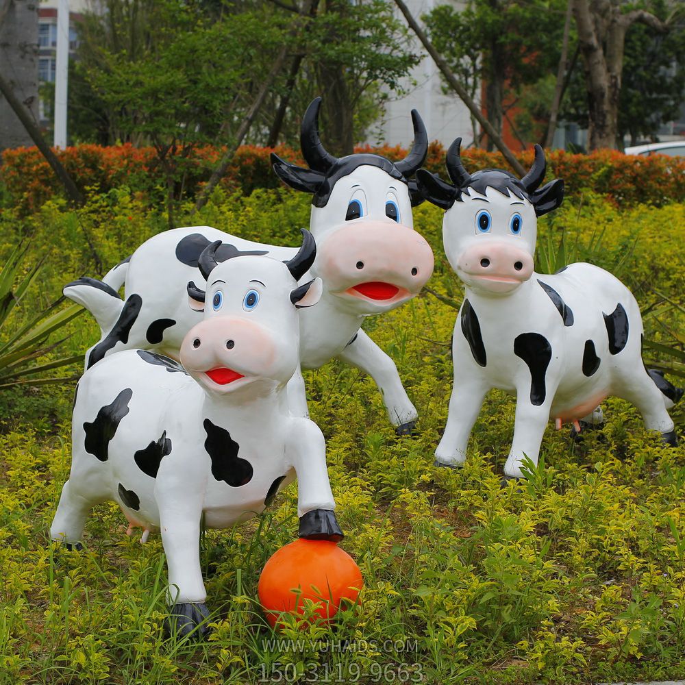 户外街道三只玩球的玻璃钢牛博鱼网页版