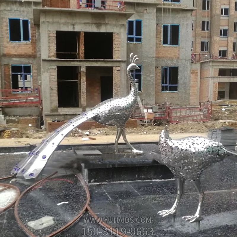 街道摆放的不锈钢镂空孔雀博鱼网页版