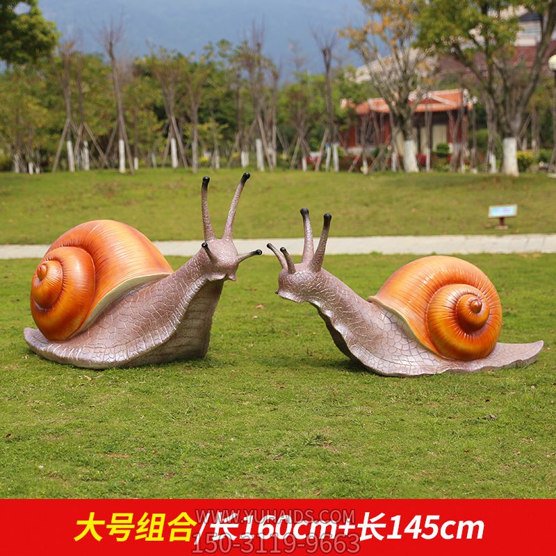 草地上摆放的两只银色玻璃给仿真蜗牛博鱼网页版