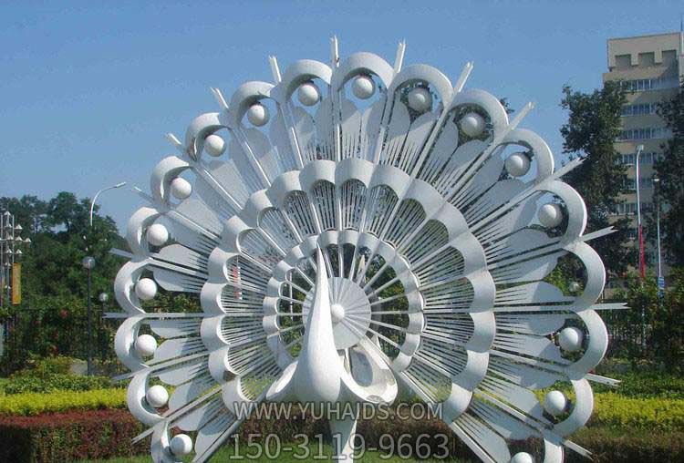 花园广场里有一只漂亮的不锈钢咯欧空孔雀博鱼网页版