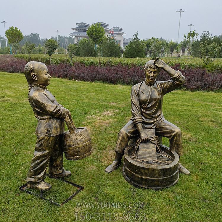 广场草坪摆放玻璃钢仿铜民俗人物小孩挑水洗衣雕像博鱼网页版