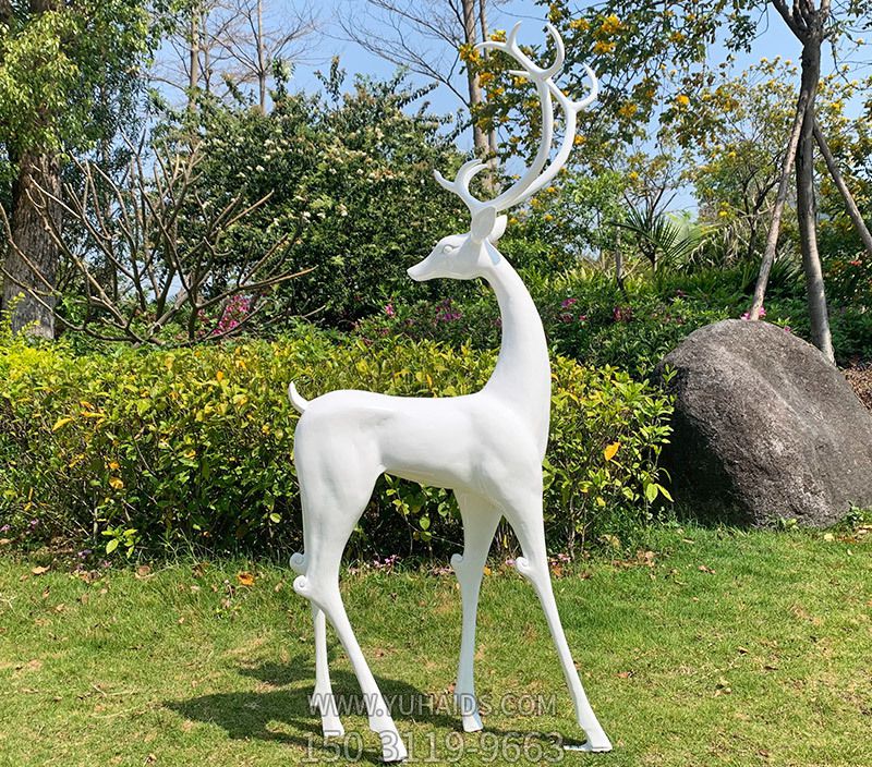 户外草坪玻璃钢回头的白色鹿博鱼网页版