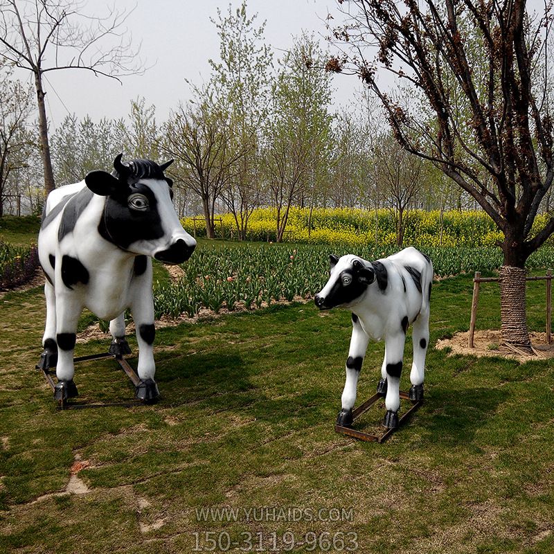 树林中一大一小两只行走的玻璃钢牛博鱼网页版