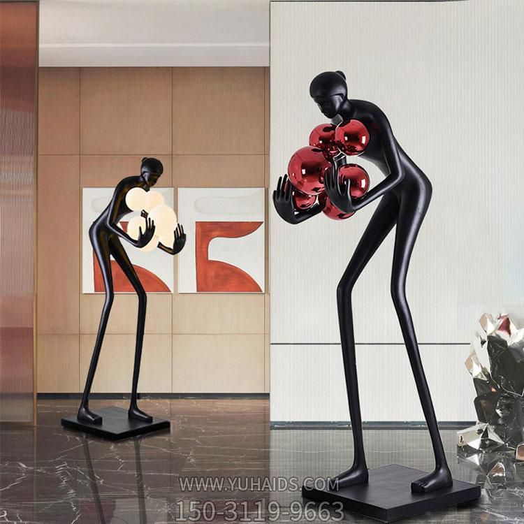 商场室内创意玻璃钢创意抱着水果的抽象人物博鱼网页版