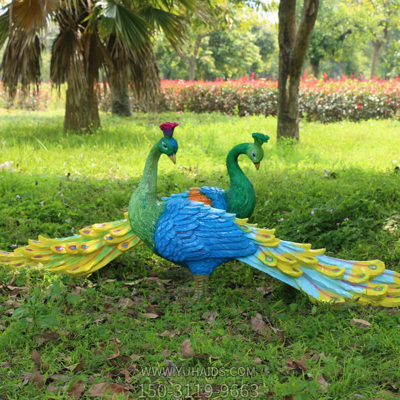 草地上两只相对的玻璃钢彩绘孔雀博鱼网页版