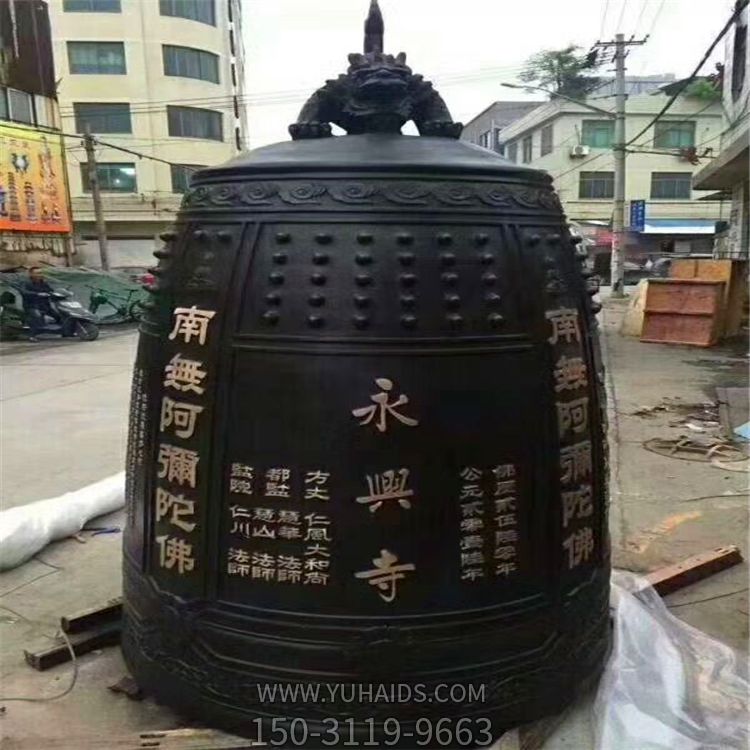 铸铁禅院摆放铜钟雕博鱼网页版