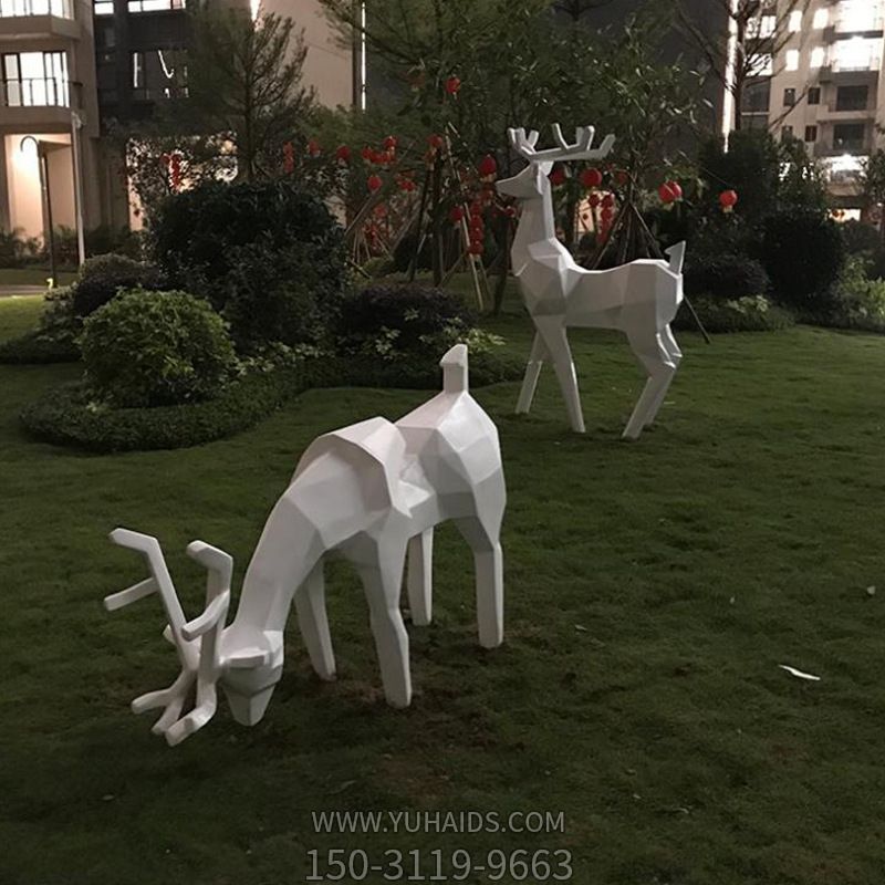 公园玻璃钢低头吃草的几何梅花鹿博鱼网页版