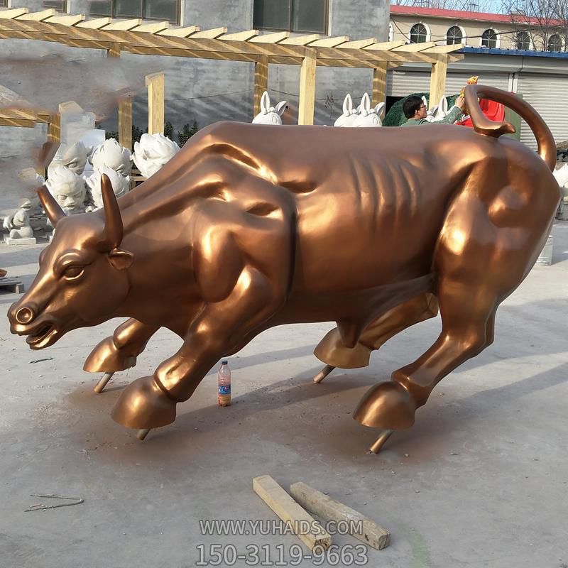 街道上摆放的向后蹲的玻璃钢喷漆华尔街牛博鱼网页版