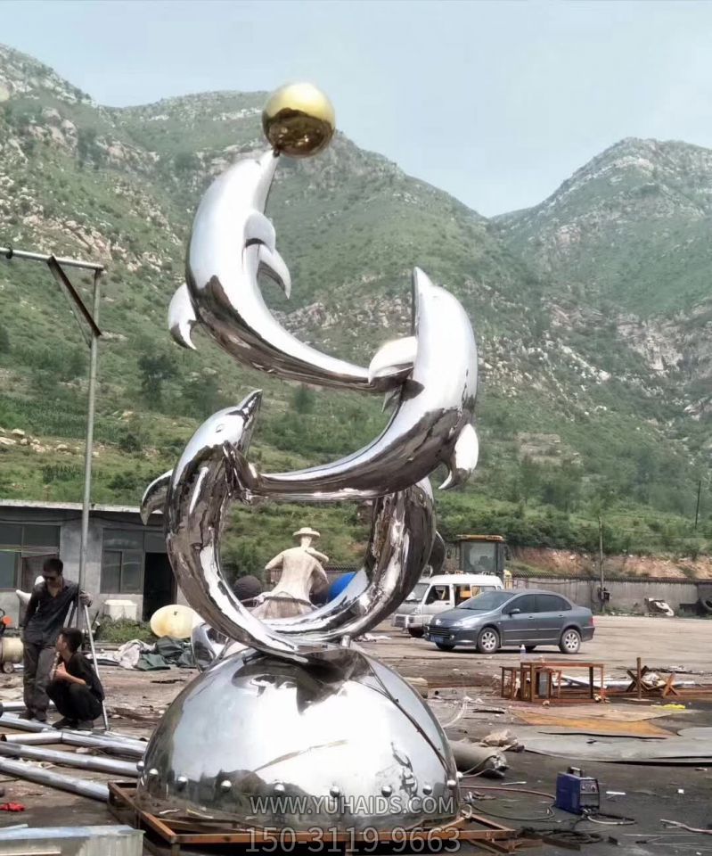 景区多个玩耍的不锈钢镜面海豚博鱼网页版