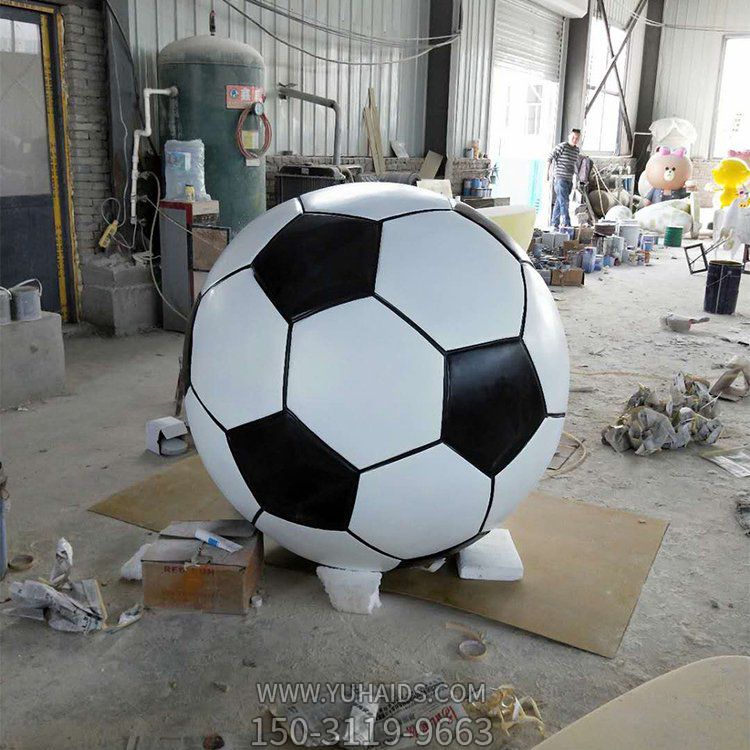 学校广场摆放玻璃钢彩绘卡通足球博鱼网页版