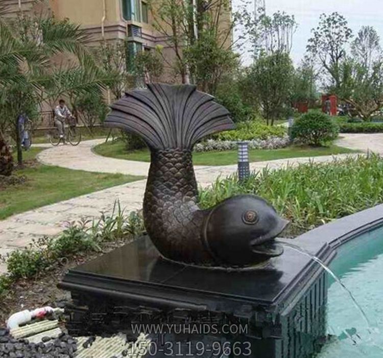 公园里摆放的翘尾巴玻璃钢喷漆喷水博鱼网页版