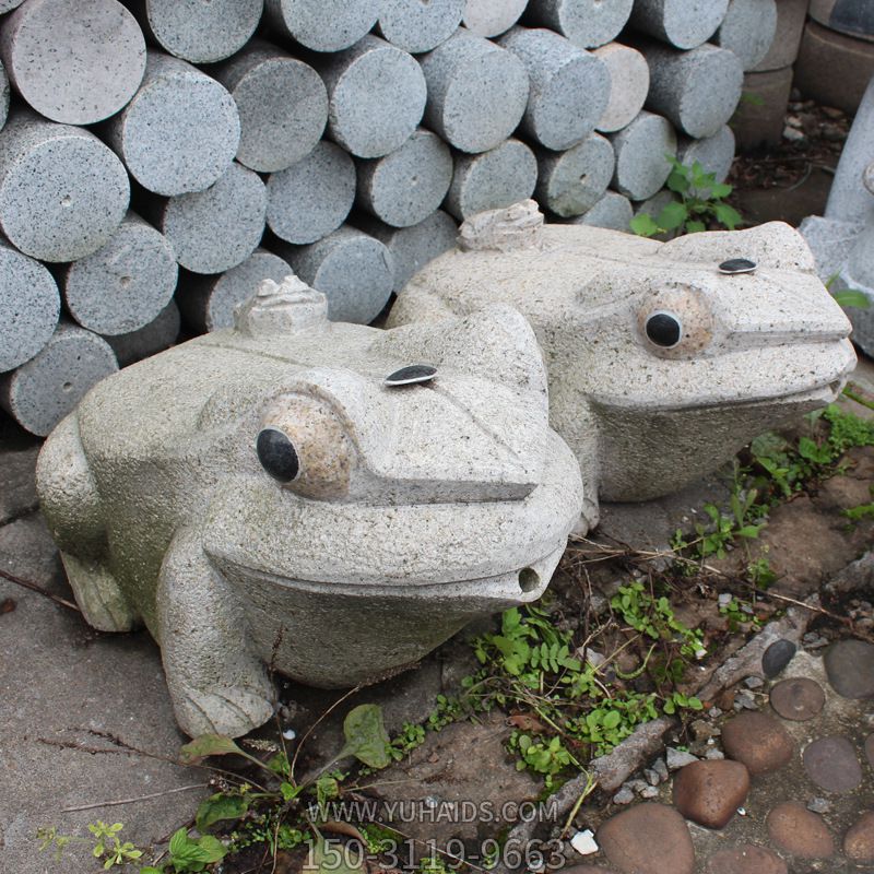 室外两只可爱的石雕青蛙博鱼网页版