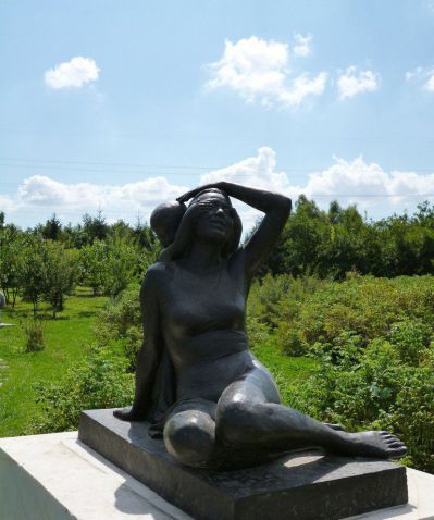 户外园林景观铜铸坐着的母子博鱼网页版