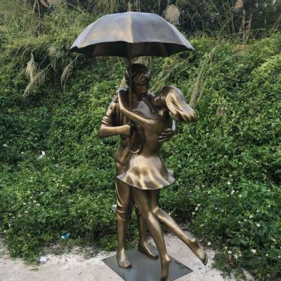 玻璃钢情侣博鱼网页版，撑伞拥抱的小情侣