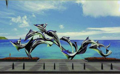 海边一群游来游去的不锈钢海豚博鱼网页版
