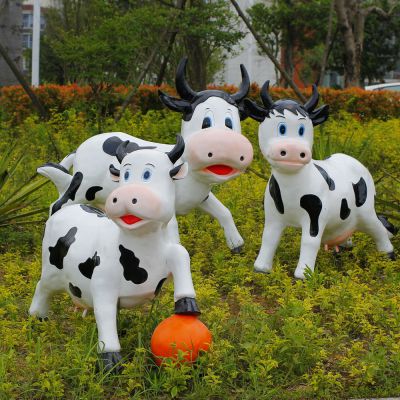 户外街道三只玩球的玻璃钢牛博鱼网页版