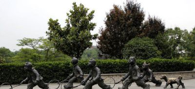 公园户外铜雕推铁环的奔跑的儿童博鱼网页版