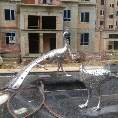 街道摆放的不锈钢镂空孔雀博鱼网页版