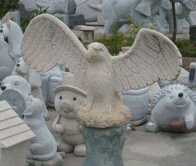 动物园一只飞翔的石雕老鹰博鱼网页版