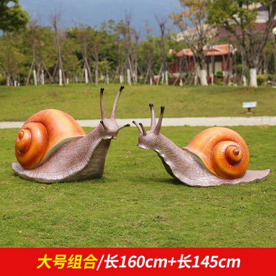草地上摆放的两只银色玻璃给仿真蜗牛博鱼网页版
