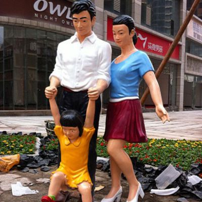 商业街户外摆放玻璃钢卡通一家人小品博鱼网页版