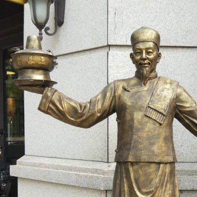  火锅店迎宾小吃饭店门口 户外民俗仿铜玻璃钢人物博鱼网页版