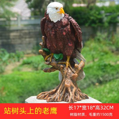 公园站树头上的树脂老鹰博鱼网页版
