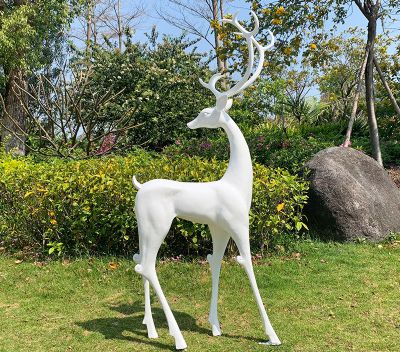 户外草坪玻璃钢回头的白色鹿博鱼网页版